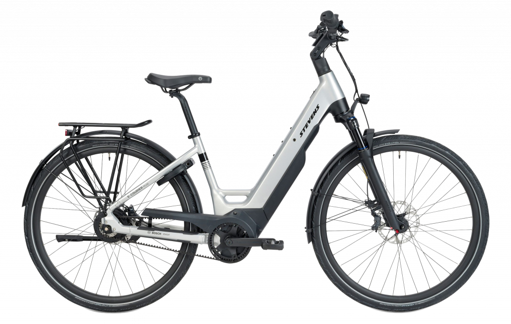 Das Stevens E-Courier ist ein Tiefeinsteiger, hier in weiß, mit Mittelmotor